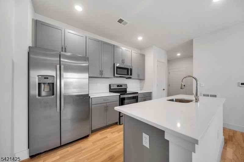 1037 Amboy Ave - Photo 3 of 5