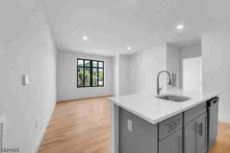 1037 Amboy Ave - Photo 4 of 5