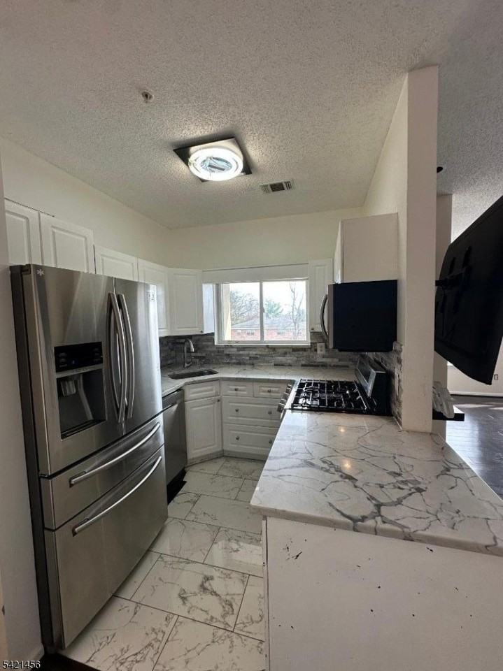 322 Brittany Dr - Photo 2 of 18