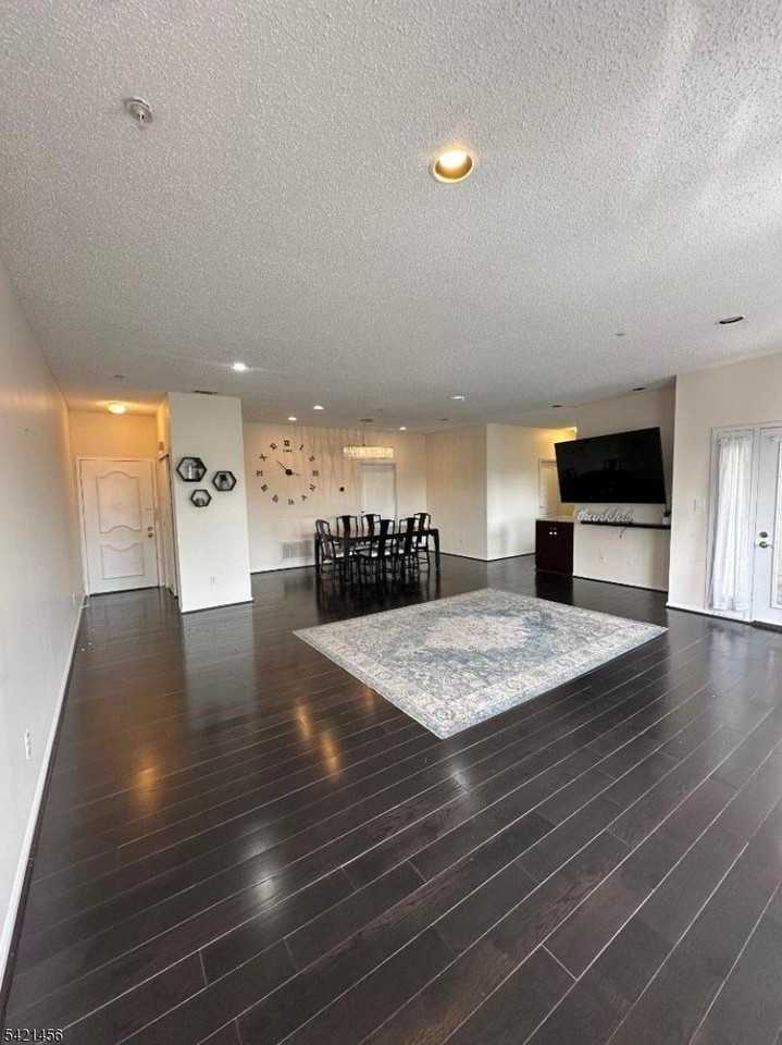 322 Brittany Dr - Photo 4 of 18