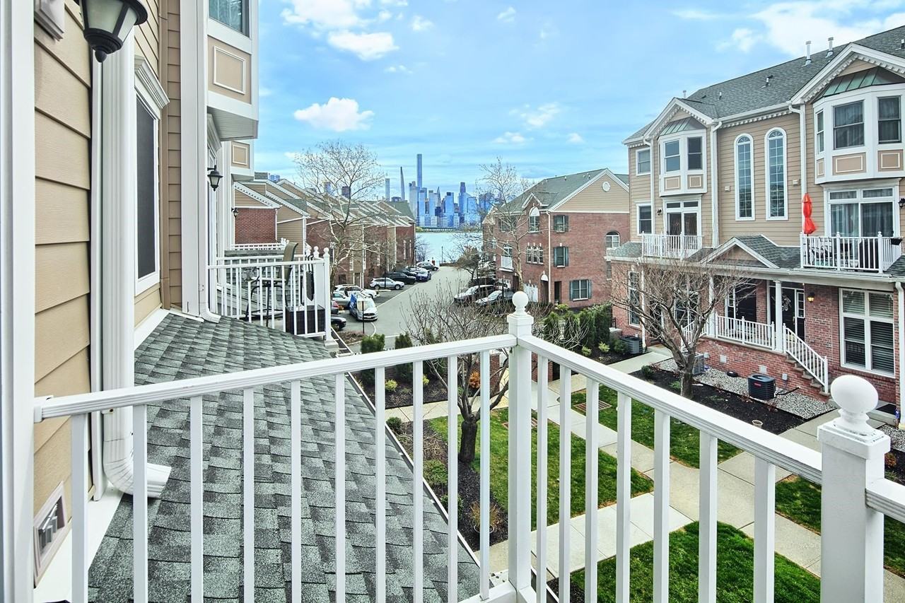 326 Midland Ct - Photo 2 of 30