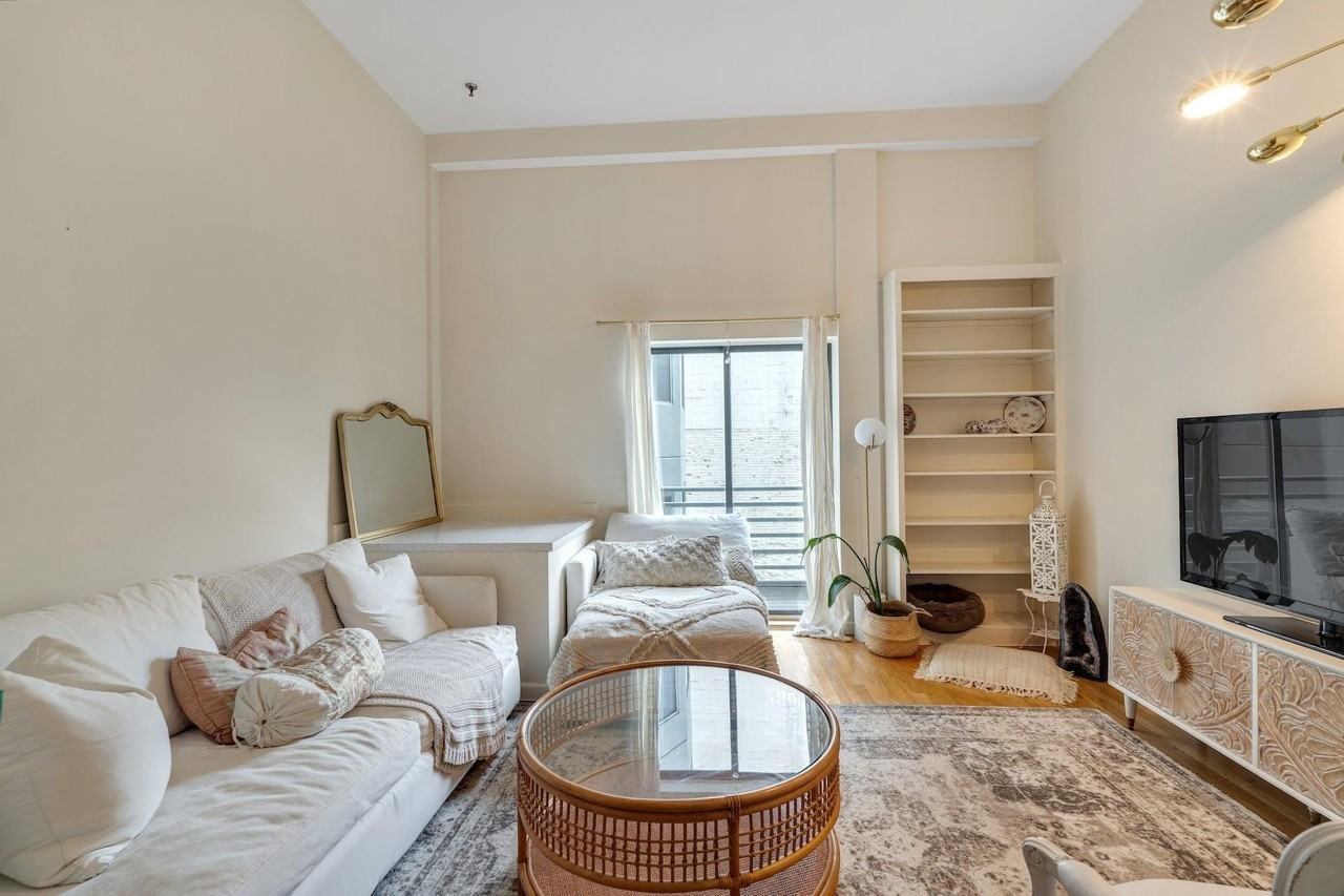 1110 Clinton St #8 - Photo 3 of 12