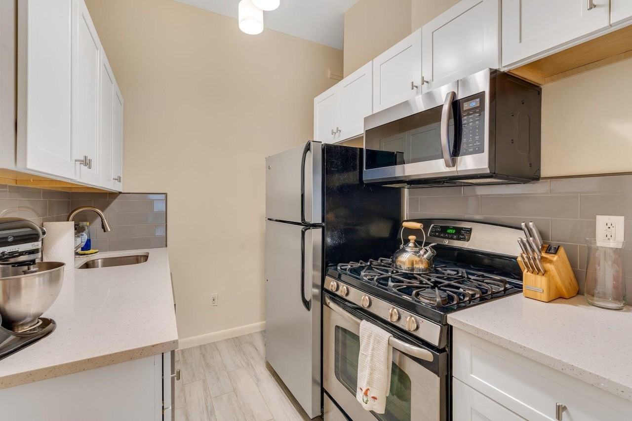 1110 Clinton St #8 - Photo 4 of 12