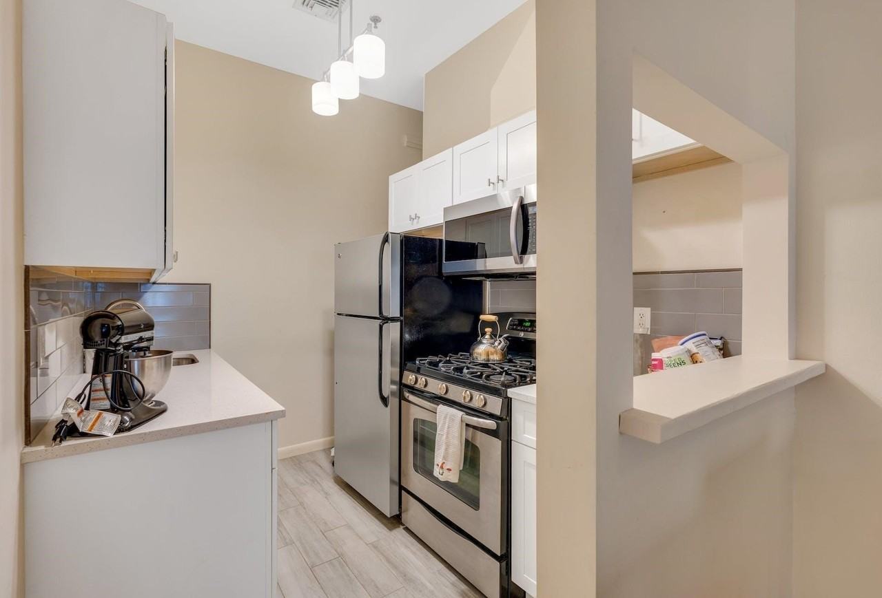 1110 Clinton St #8 - Photo 5 of 12