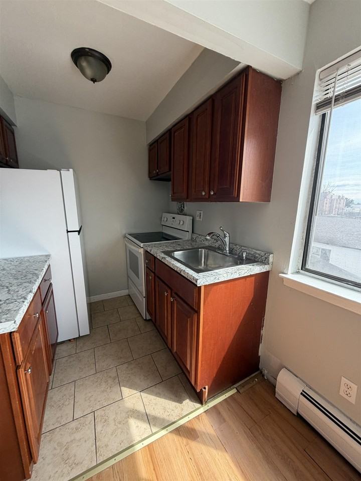 230 68th St #10 - Photo 4 of 6