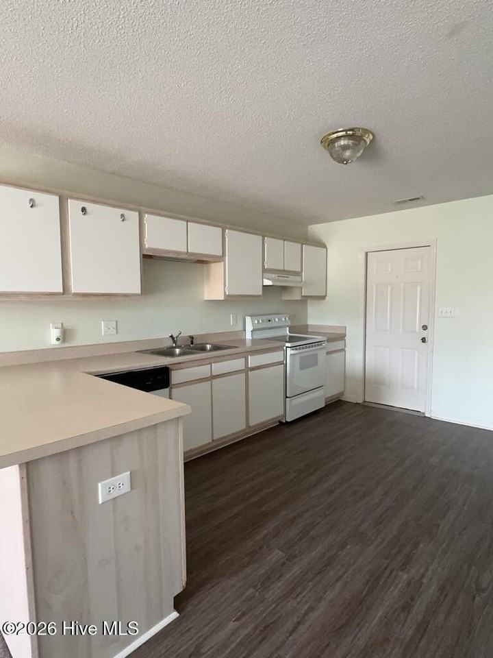 106 Charlton Rd - Photo 6 of 14