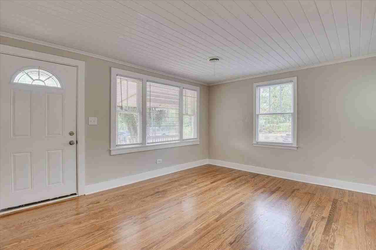 323 Sally Dr - Photo 3 of 20