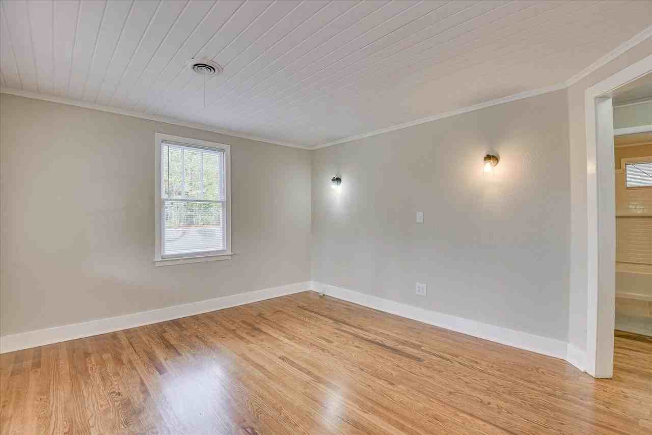 323 Sally Dr - Photo 4 of 20