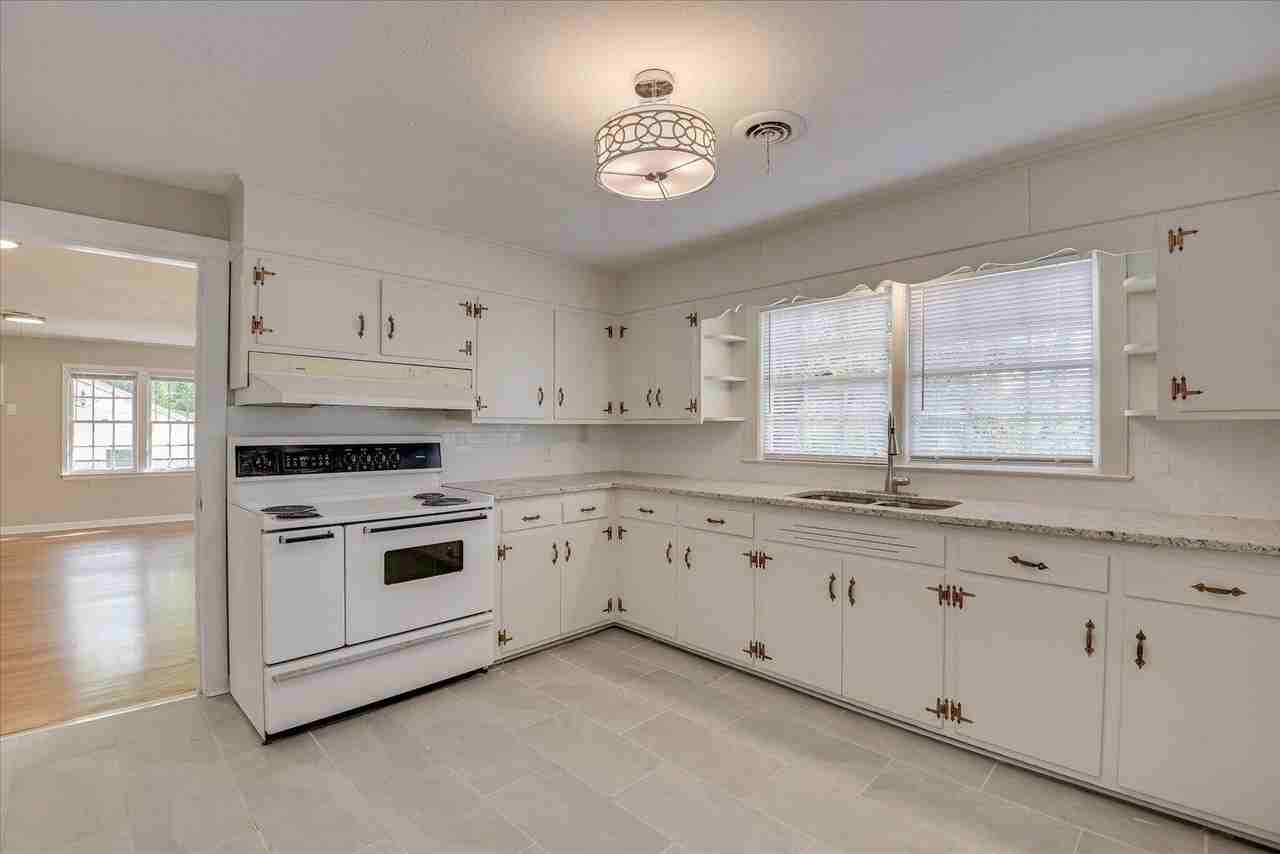 323 Sally Dr - Photo 6 of 20