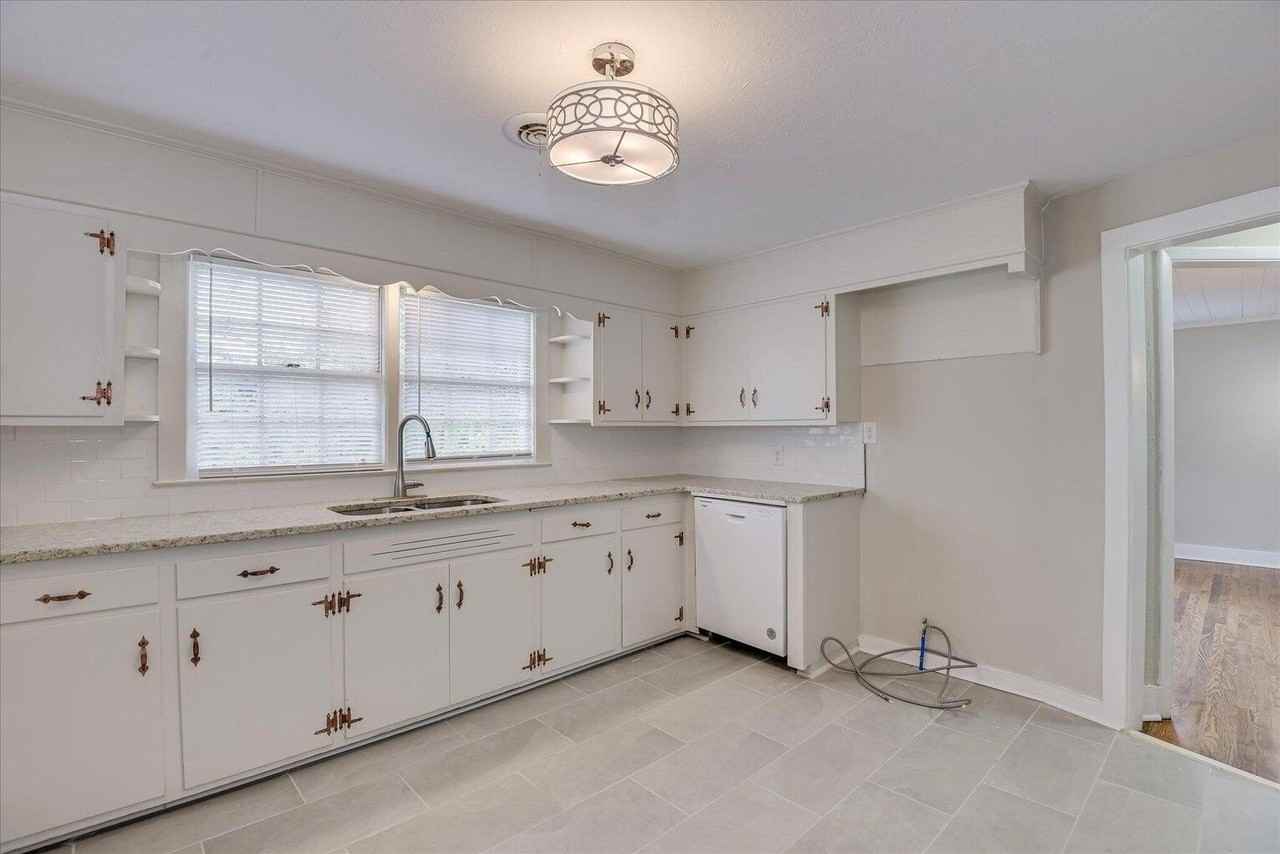 323 Sally Dr - Photo 7 of 20