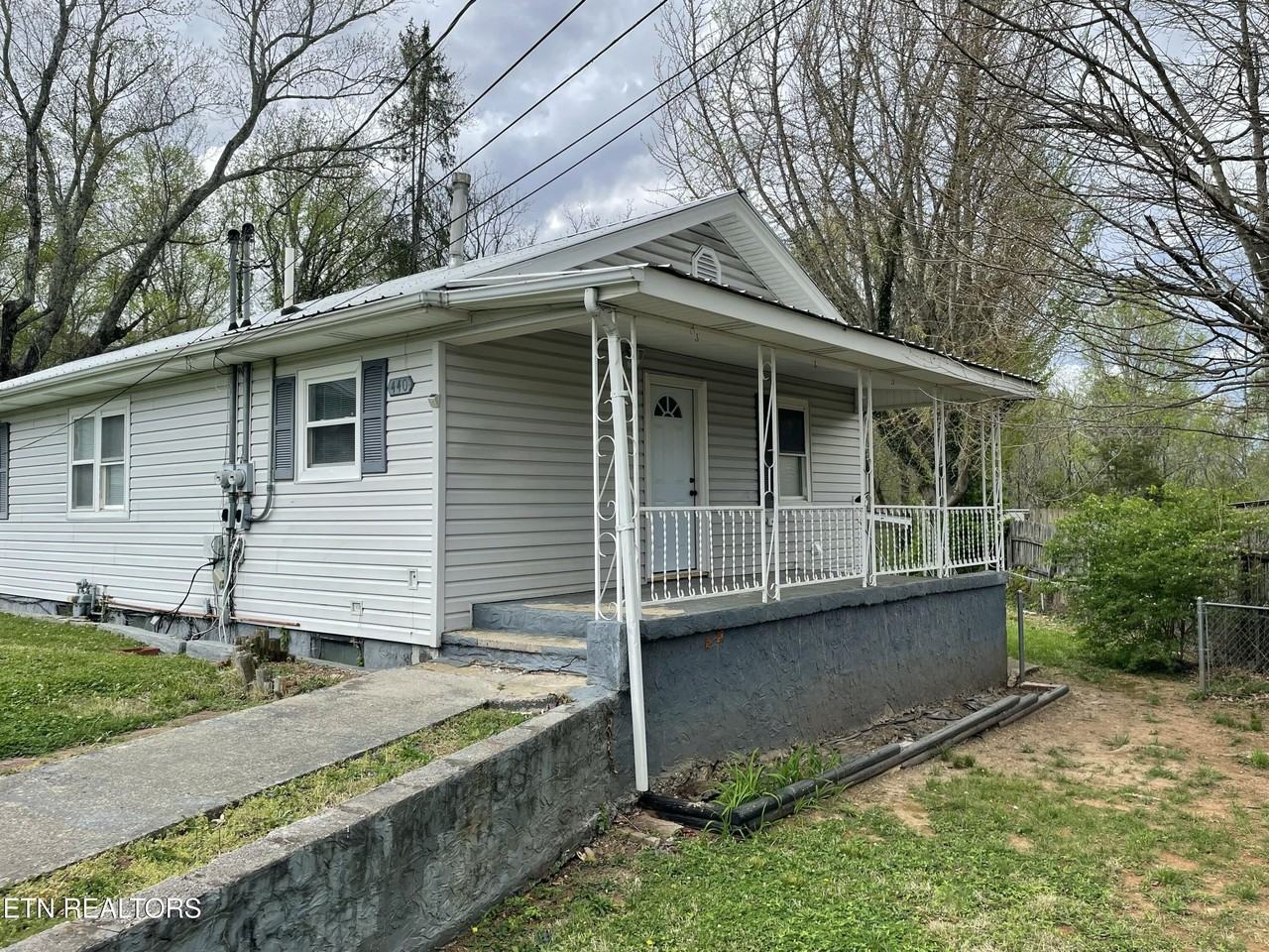 440 W Outer Dr - Photo 2 of 21