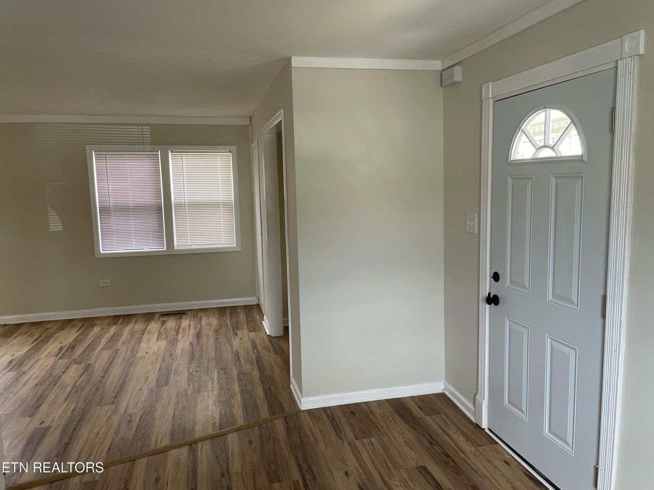 440 W Outer Dr - Photo 4 of 21