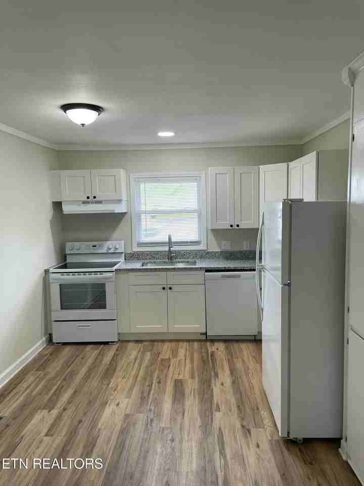 440 W Outer Dr - Photo 5 of 21