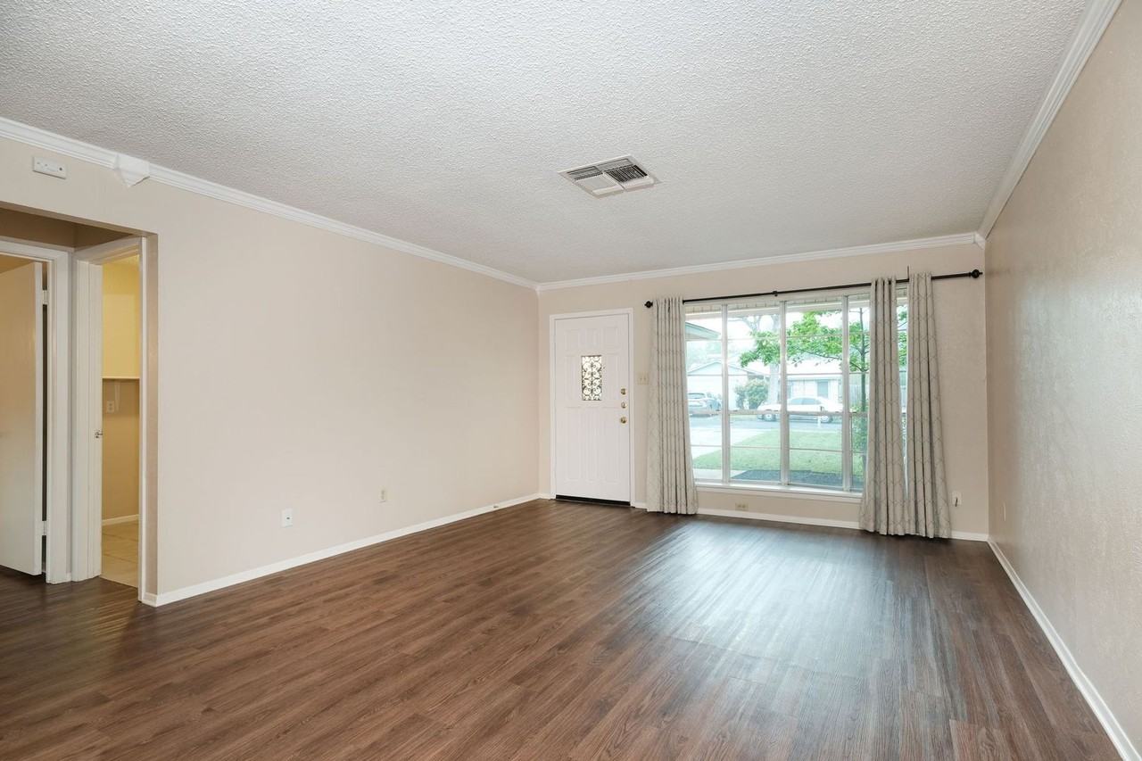 10419 Firethorn Ln - Photo 2 of 12