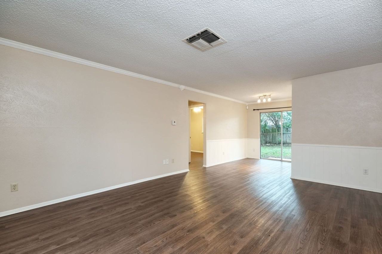 10419 Firethorn Ln - Photo 3 of 12