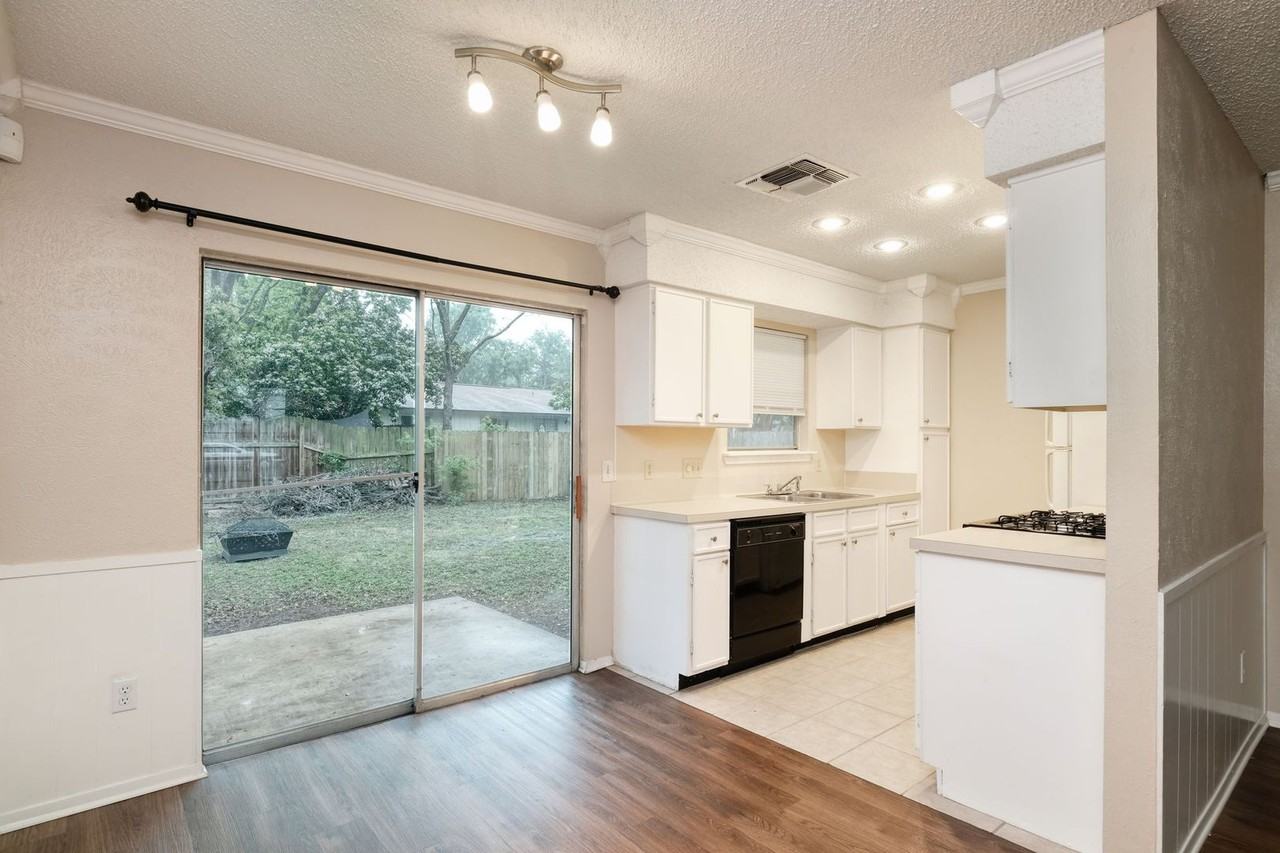 10419 Firethorn Ln - Photo 4 of 12