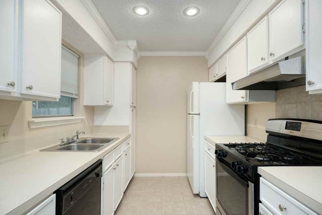 10419 Firethorn Ln - Photo 5 of 12