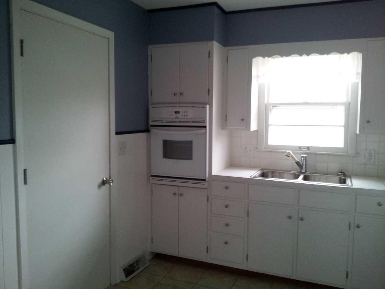 1016 Christopher St - Photo 3 of 10