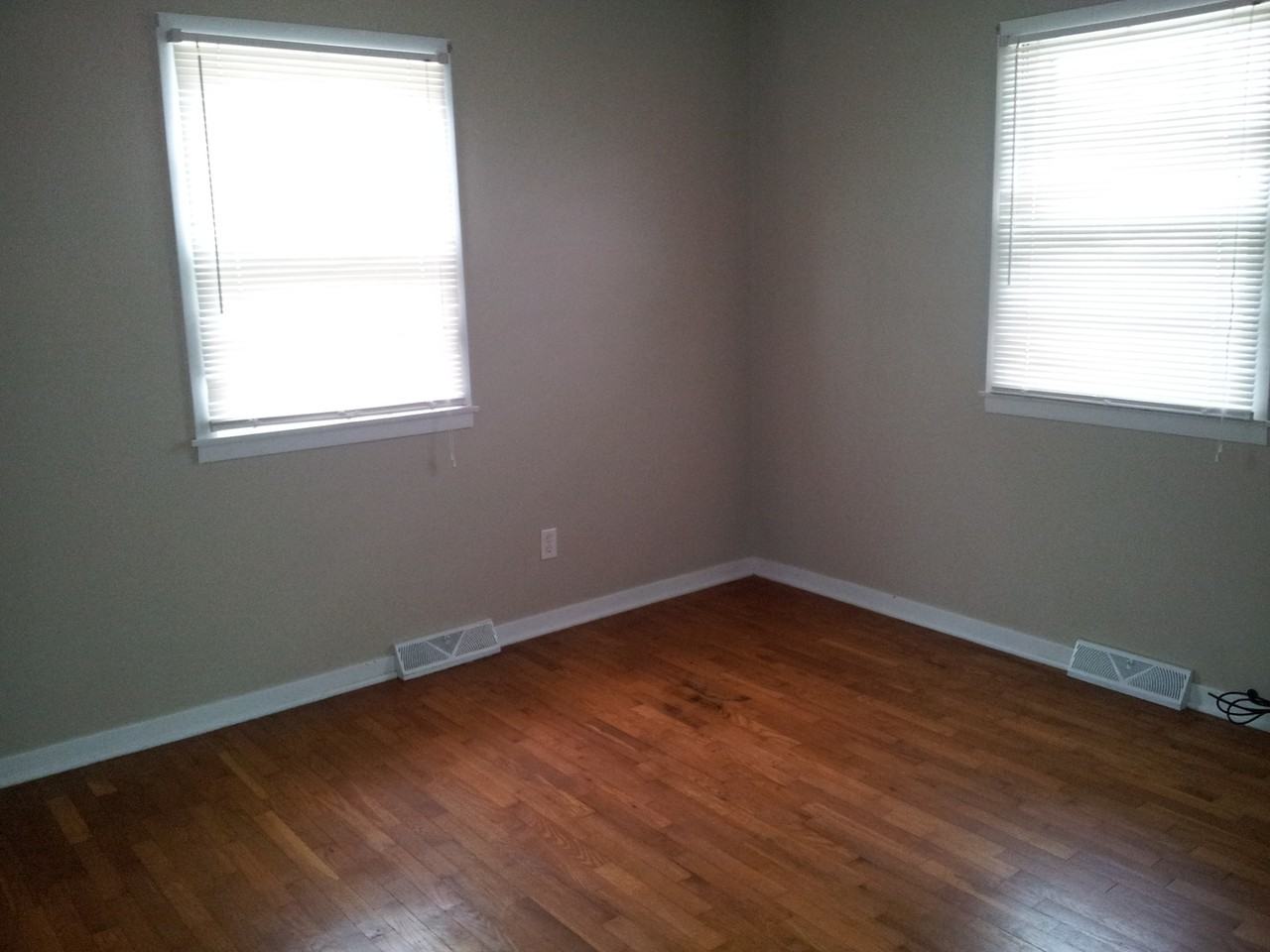 1016 Christopher St - Photo 6 of 10