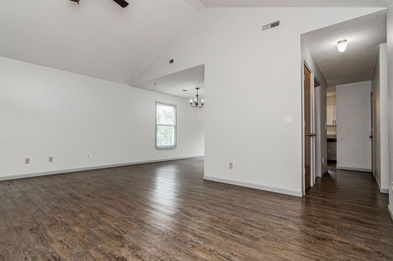 2102 Sunflower Dr - Photo 4 of 28