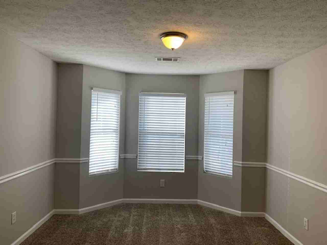 9540 Sleepy Hollow Ln - Photo 3 of 12