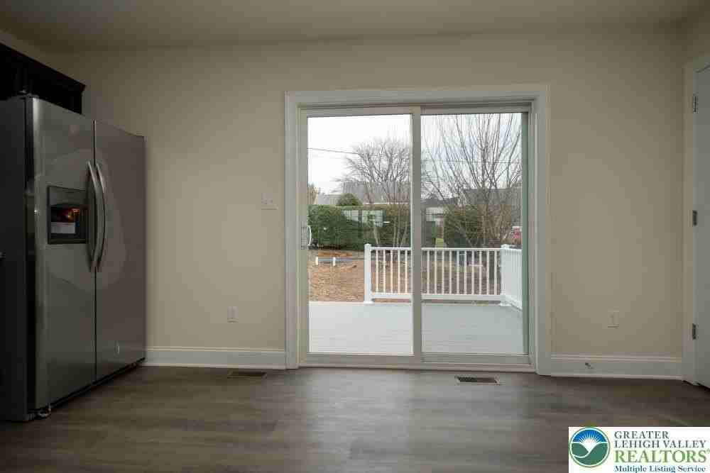 1641 Riegel St - Photo 4 of 24