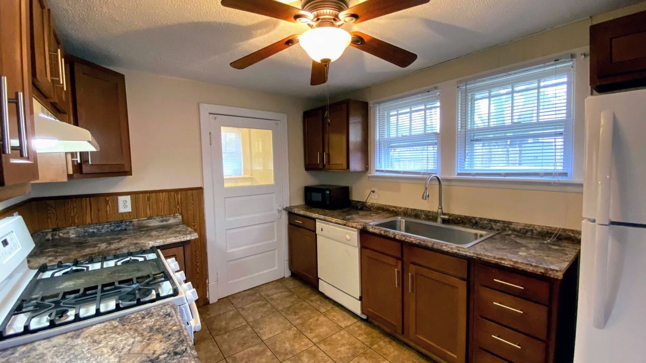 2038 Plainfield Ave Ne - Photo 5 of 14