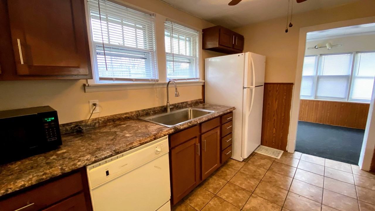 2038 Plainfield Ave Ne - Photo 6 of 14