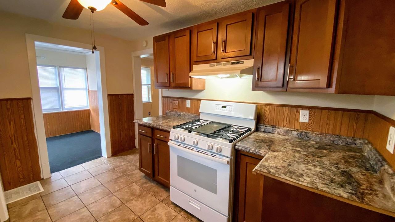 2038 Plainfield Ave Ne - Photo 7 of 14