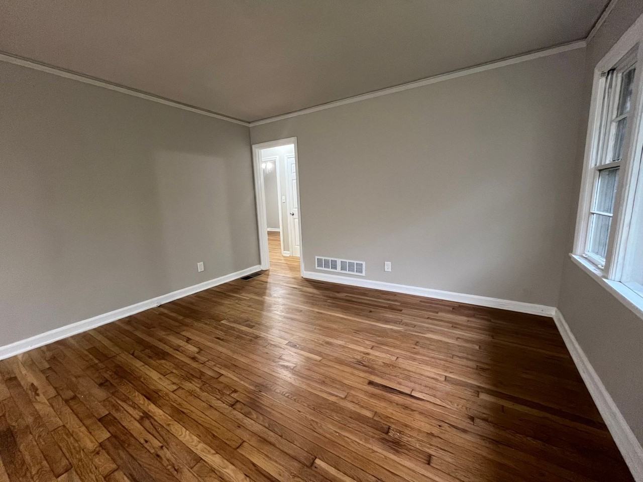 1381 Oakview Cir - Photo 4 of 17