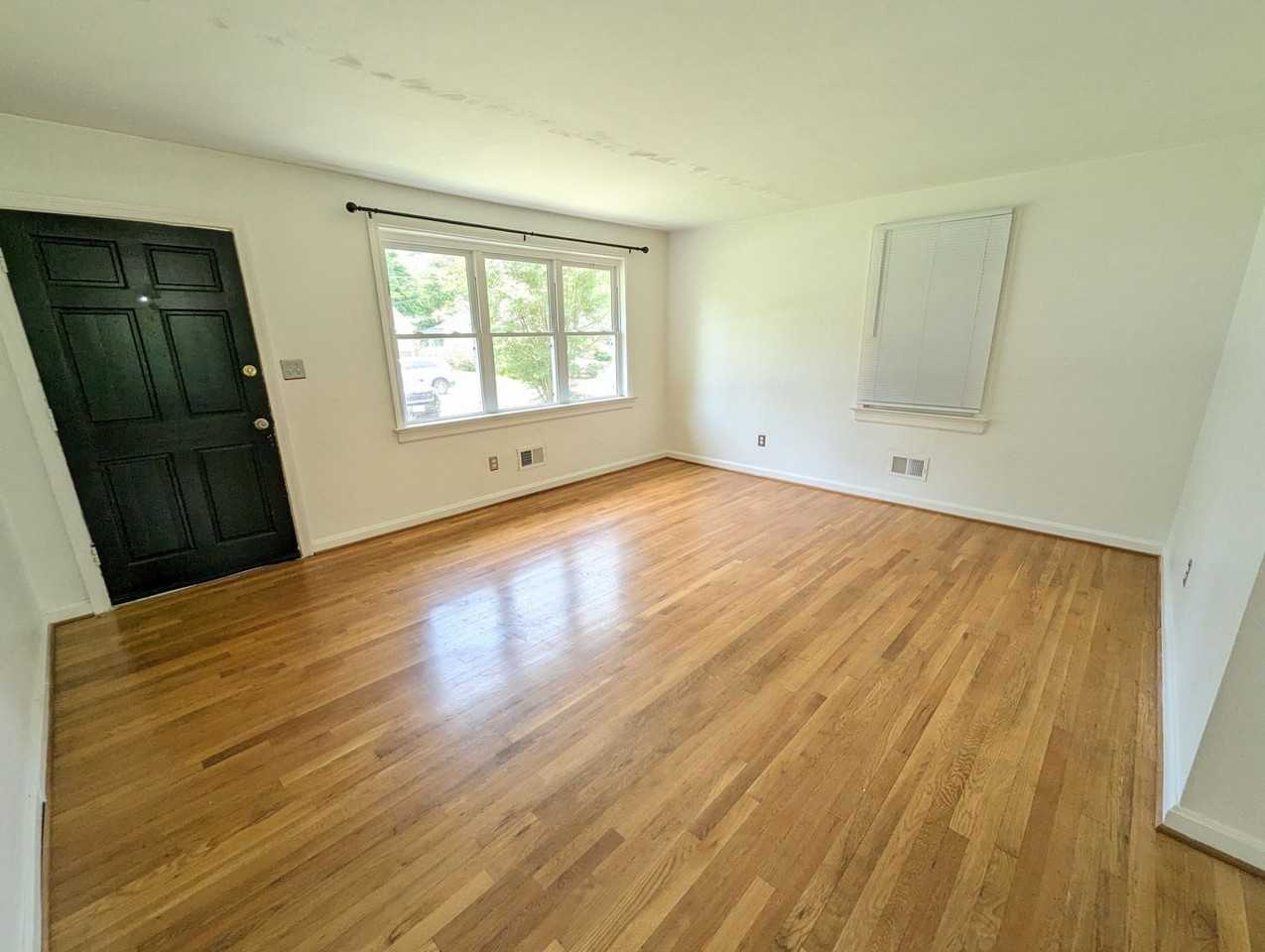 933 Foley Dr - Photo 2 of 10