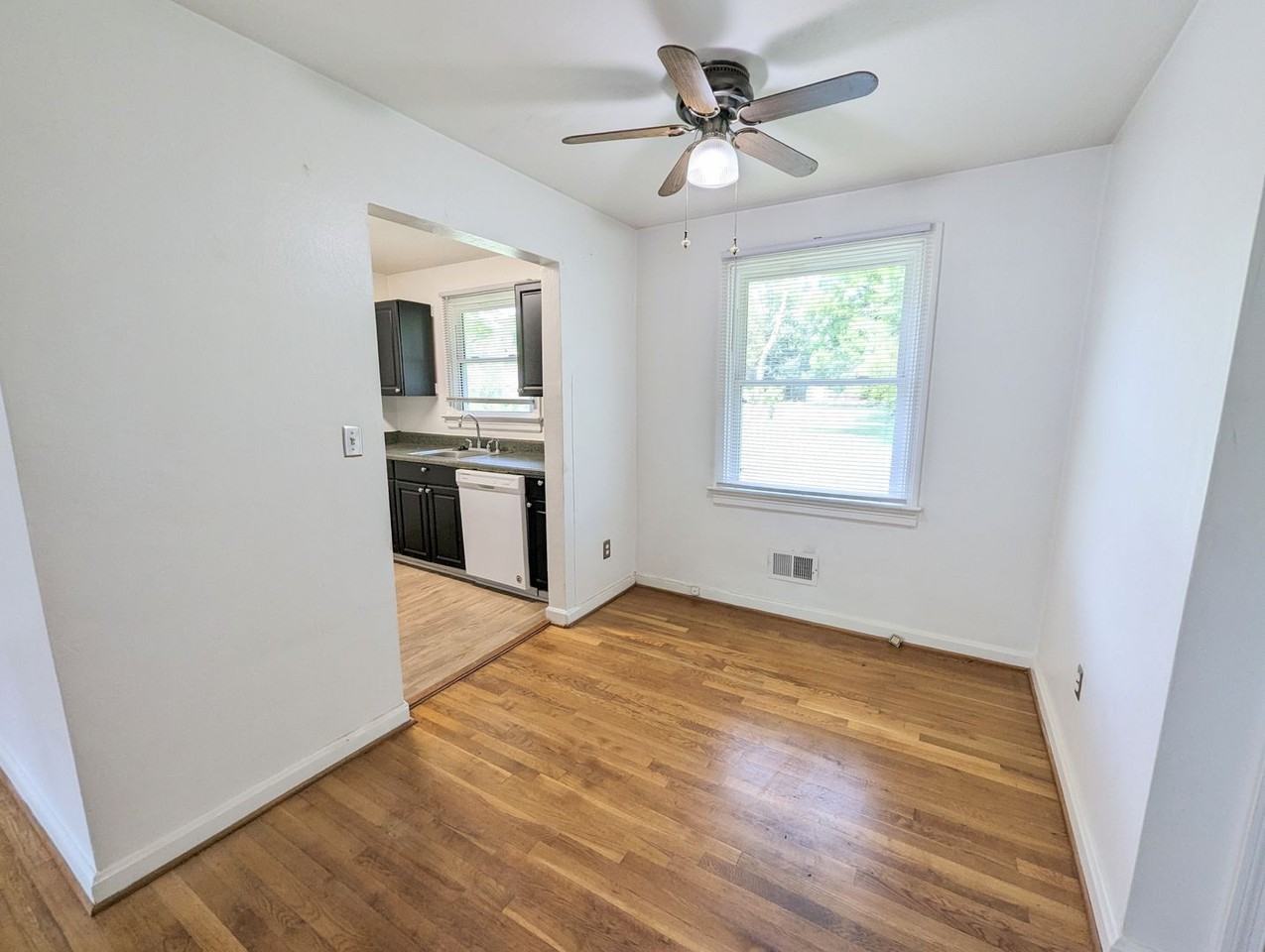 933 Foley Dr - Photo 3 of 10