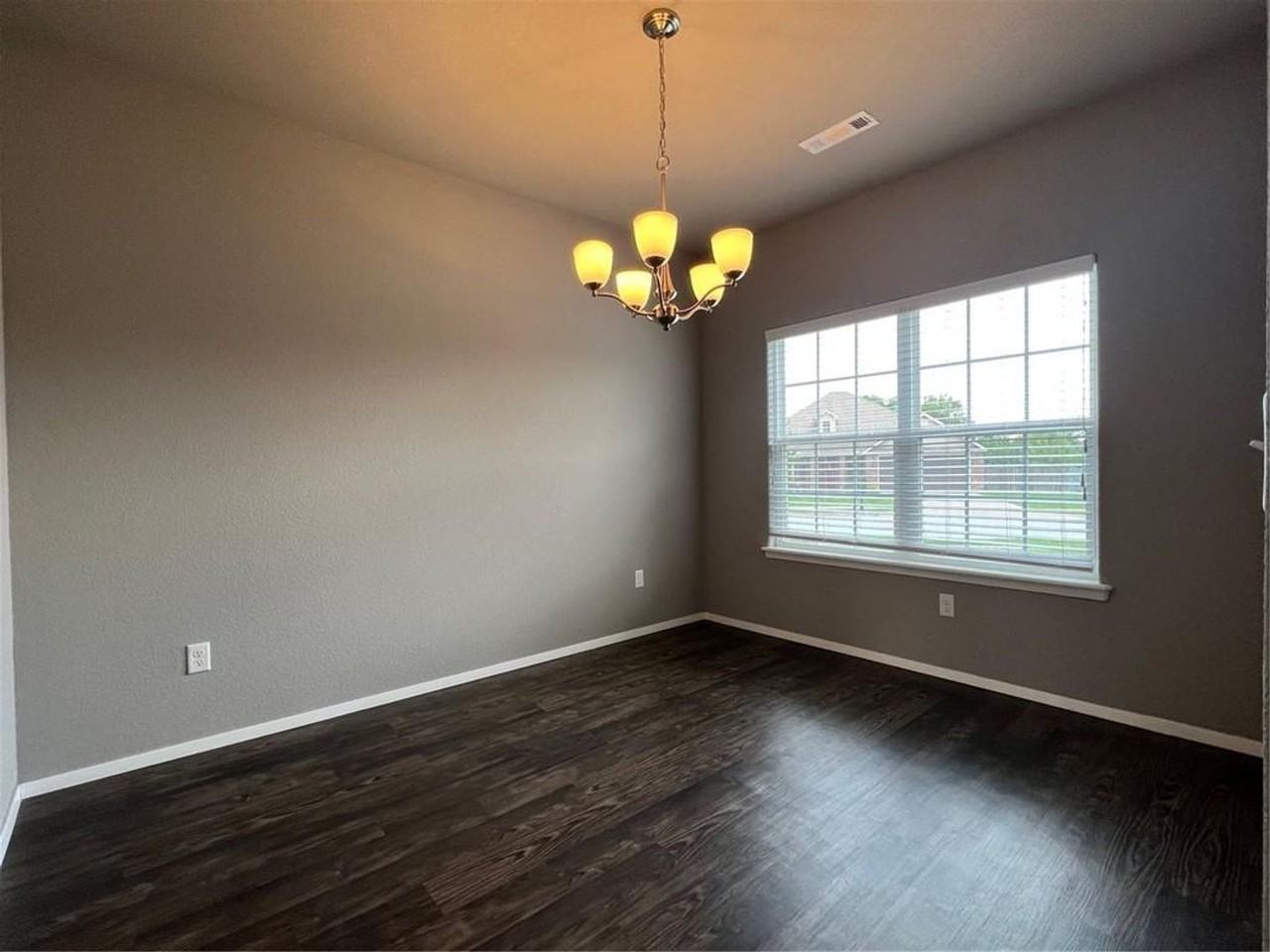 1306 W Walker Dr - Photo 3 of 18