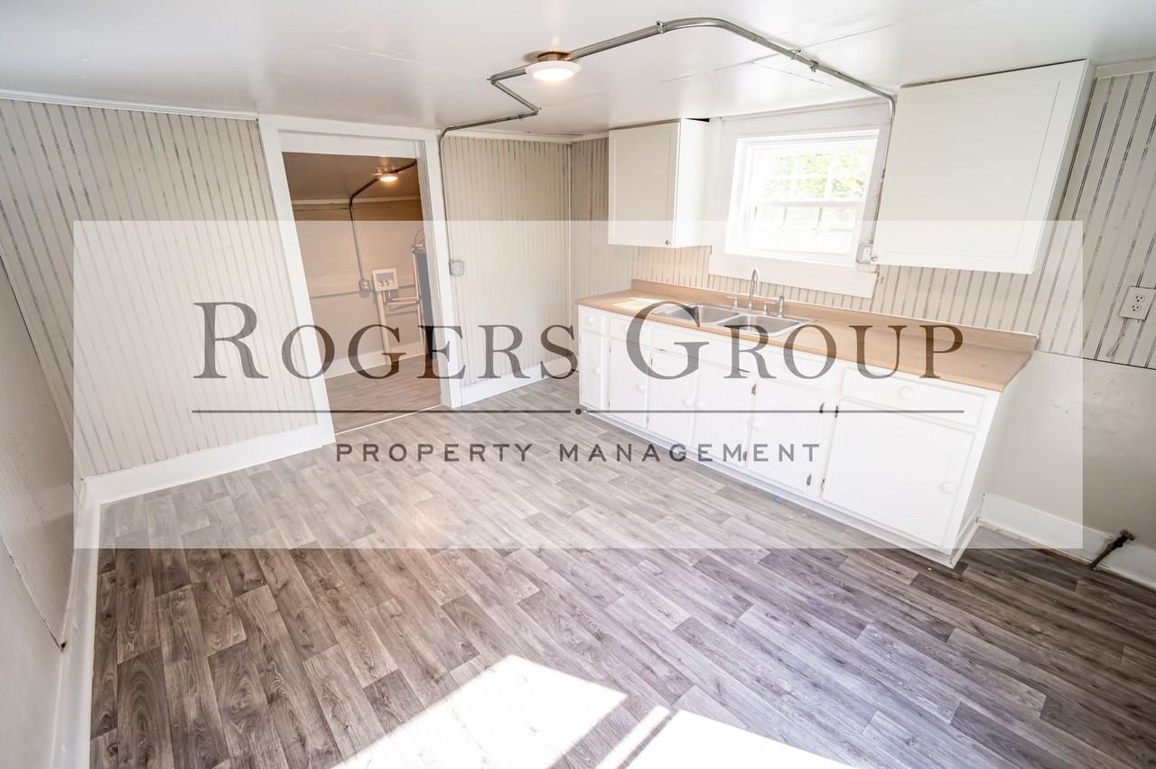 939 Lucy St - Photo 2 of 8