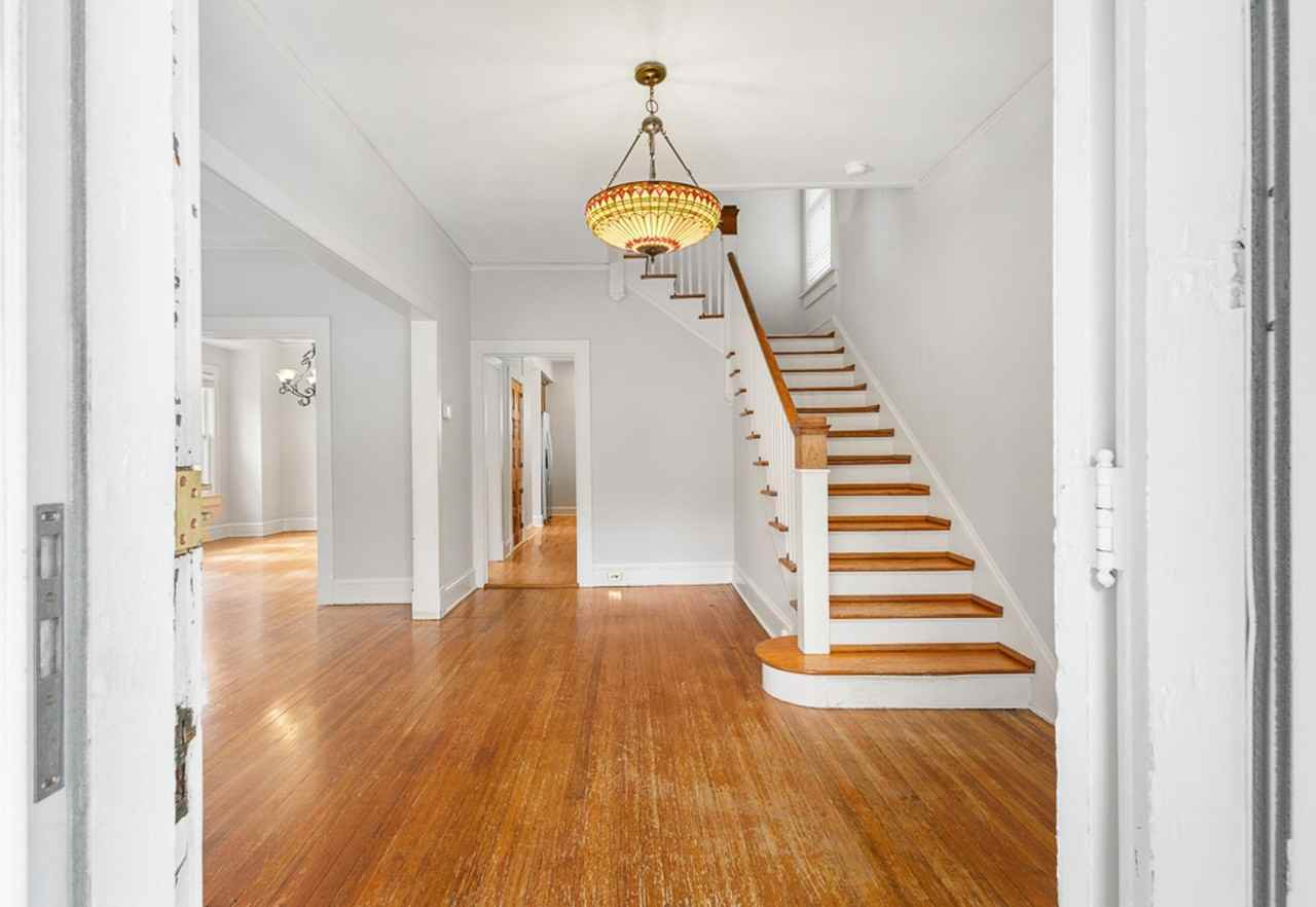 1152 Surrey Cres - Photo 5 of 29