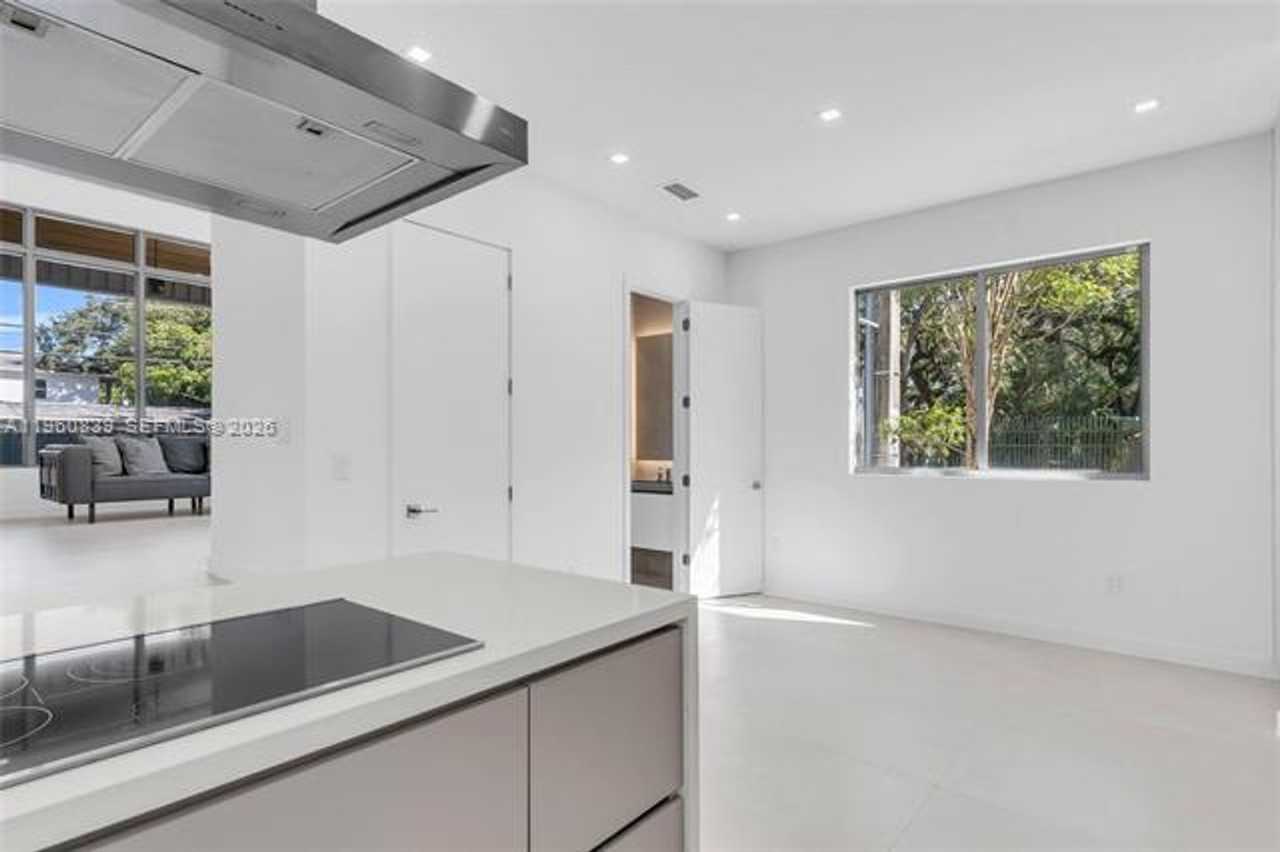 3204 3204 Plaza St th 3204 - Photo 2 of 26