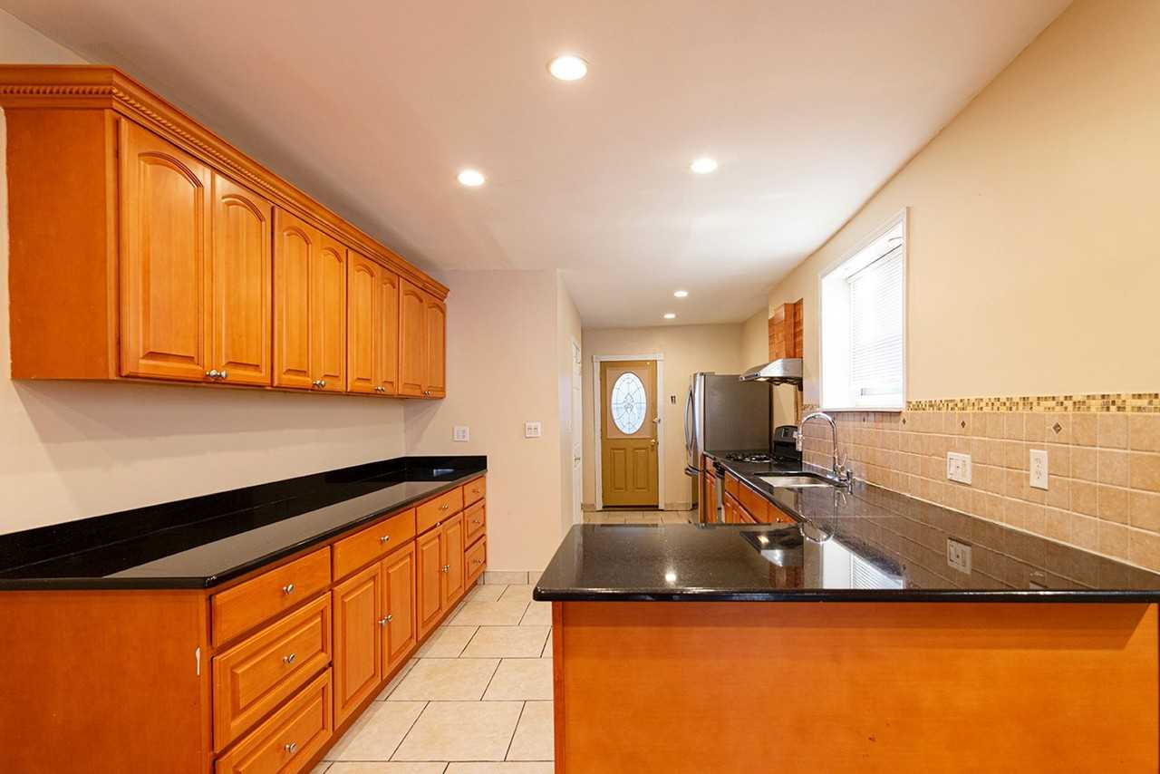 1532 Christian St - Photo 4 of 32