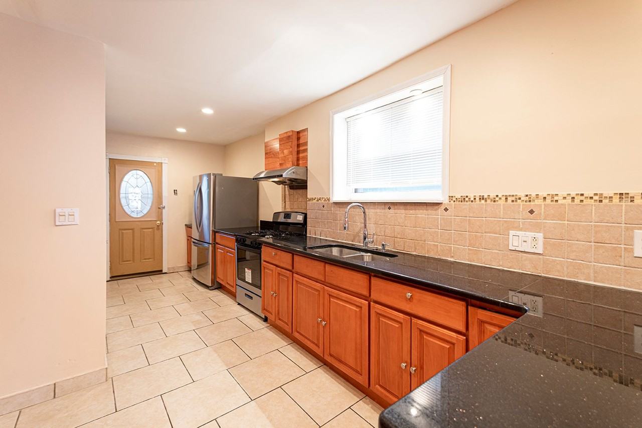 1532 Christian St - Photo 5 of 32