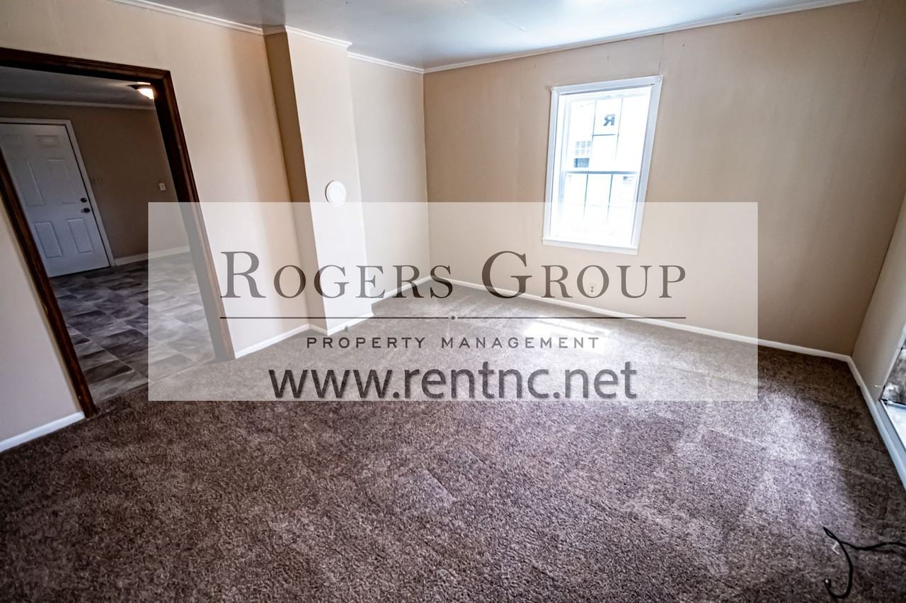 220 Pearl St - Photo 3 of 7