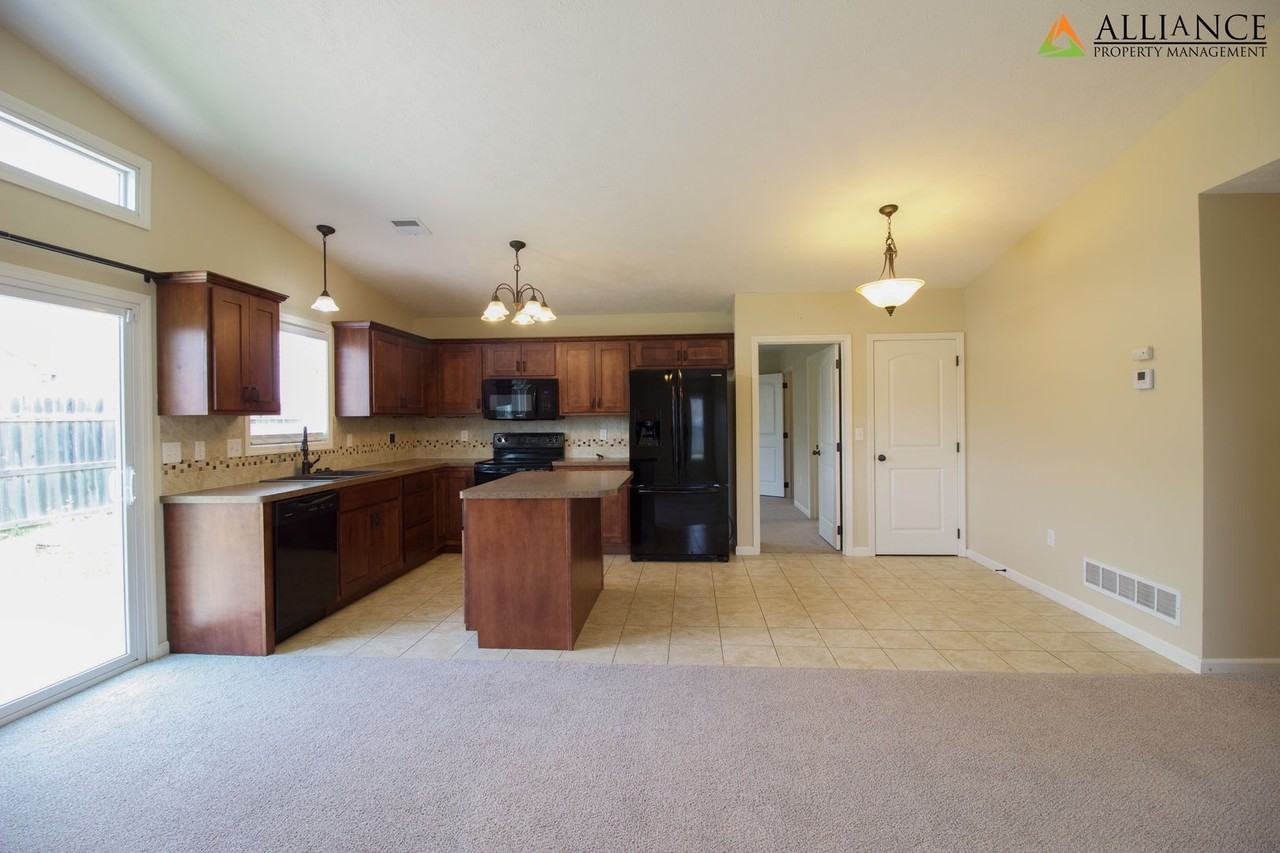 532 Northfield Rd - Photo 4 of 28