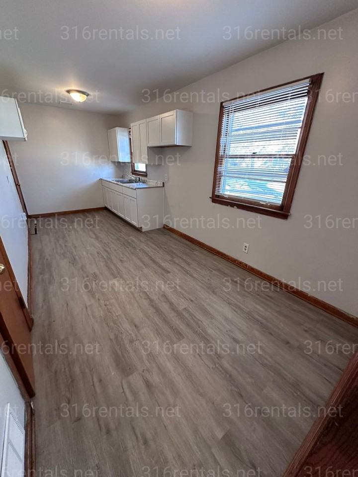 2413 N Prince St - Photo 3 of 10