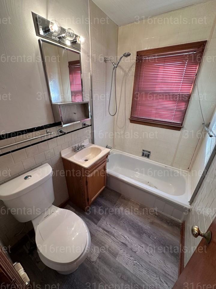 2413 N Prince St - Photo 4 of 10