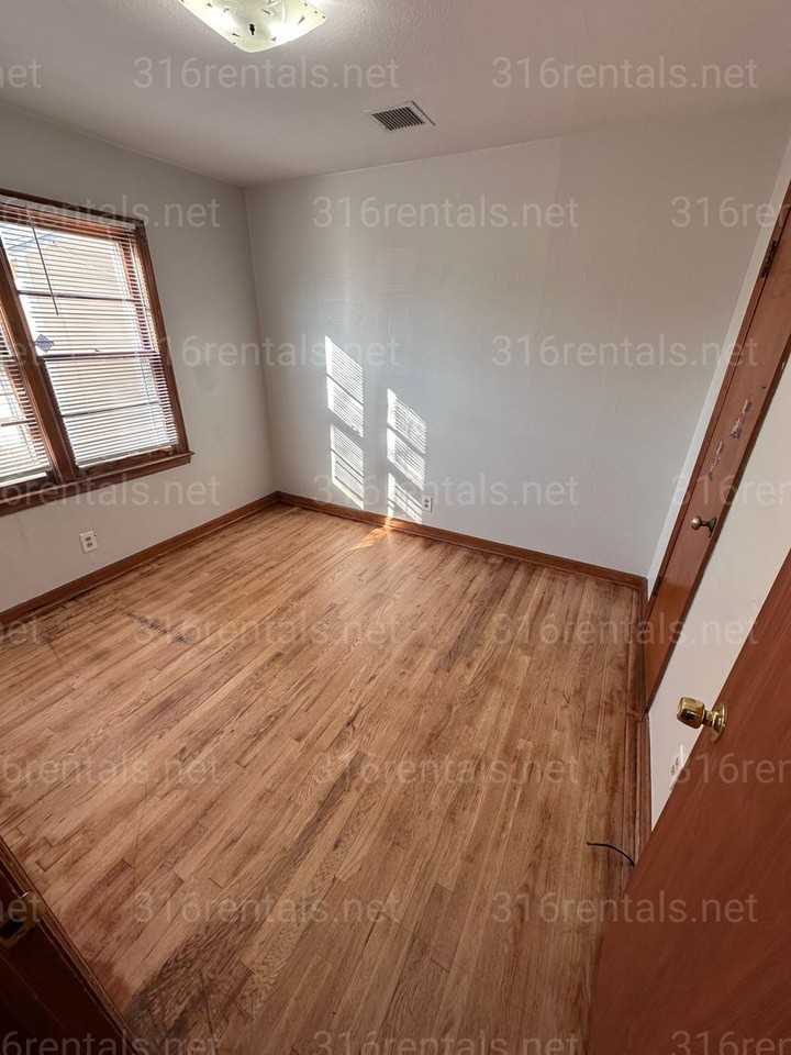 2413 N Prince St - Photo 5 of 10