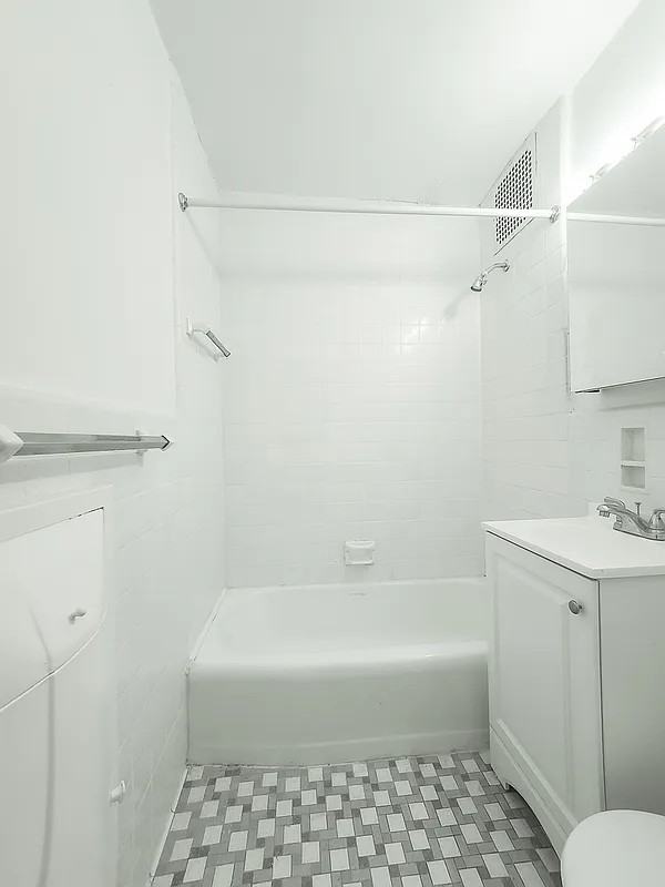 1380 York Ave #2F - Photo 5 of 7