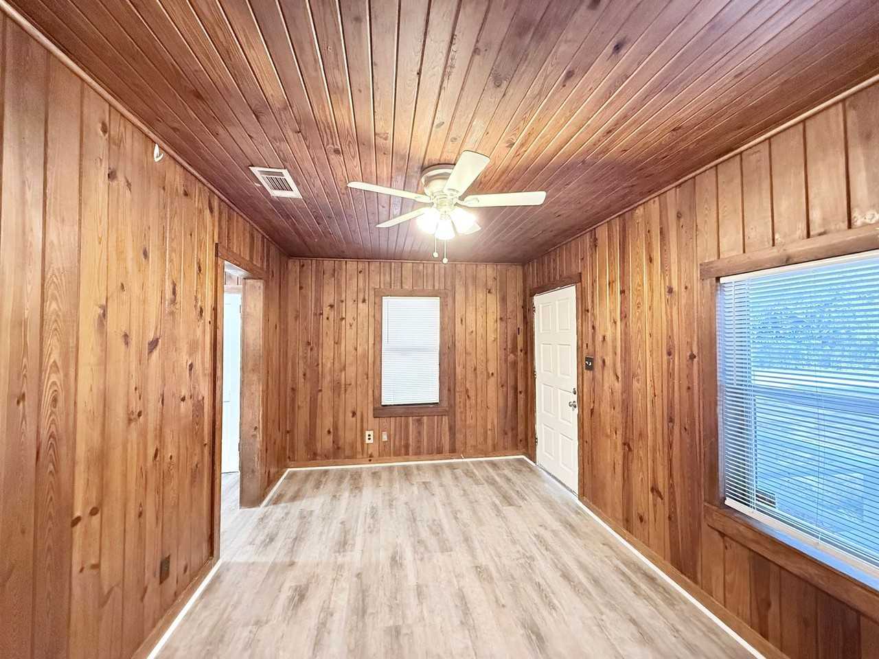 2519 Lester St - Photo 2 of 12