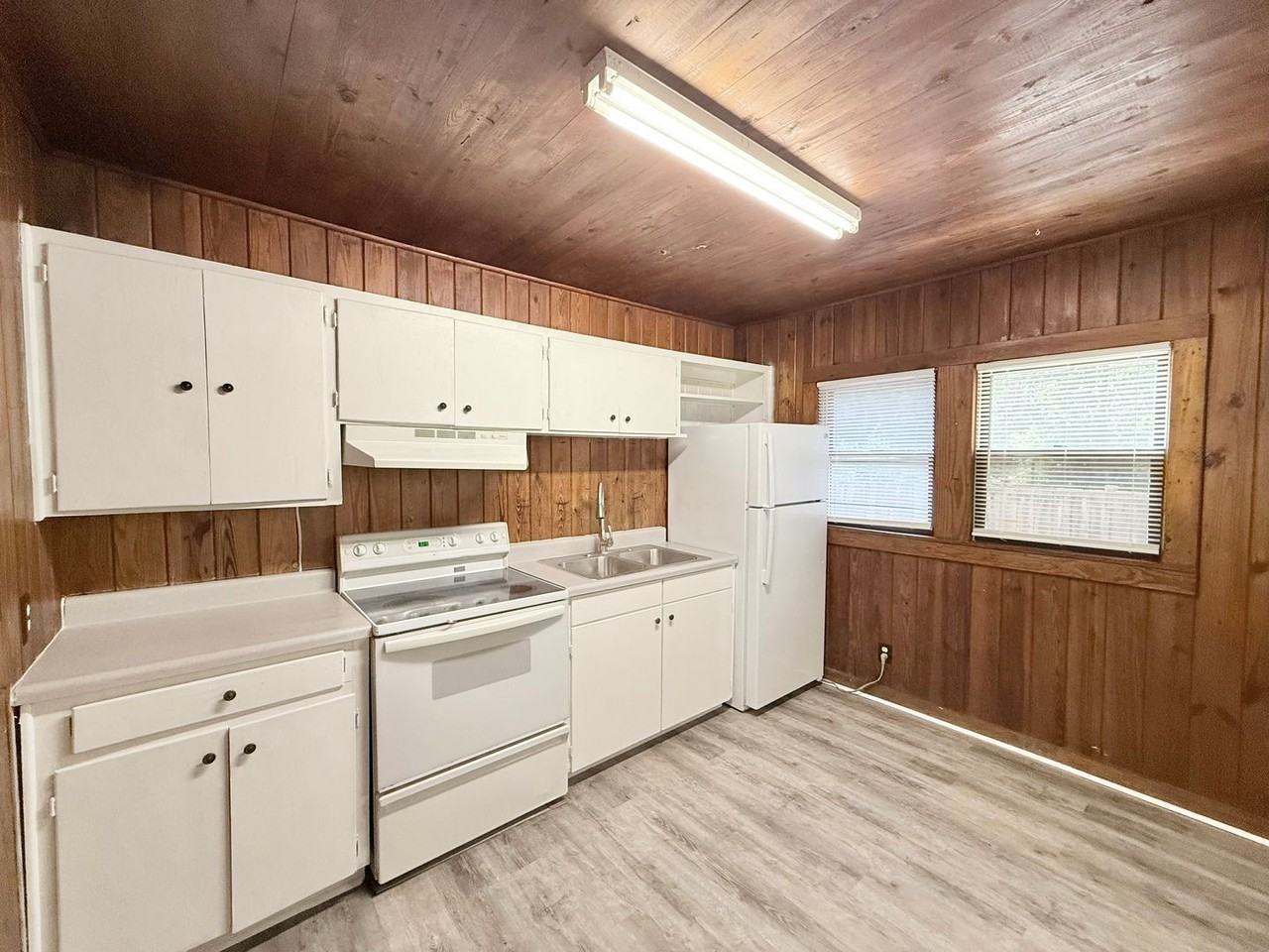 2519 Lester St - Photo 4 of 12