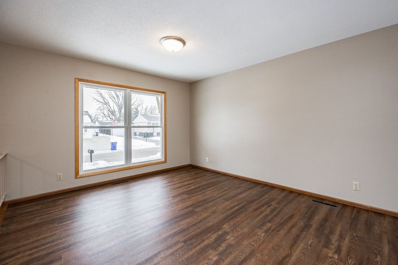 6507 Laurel Ln Ne - Photo 4 of 20