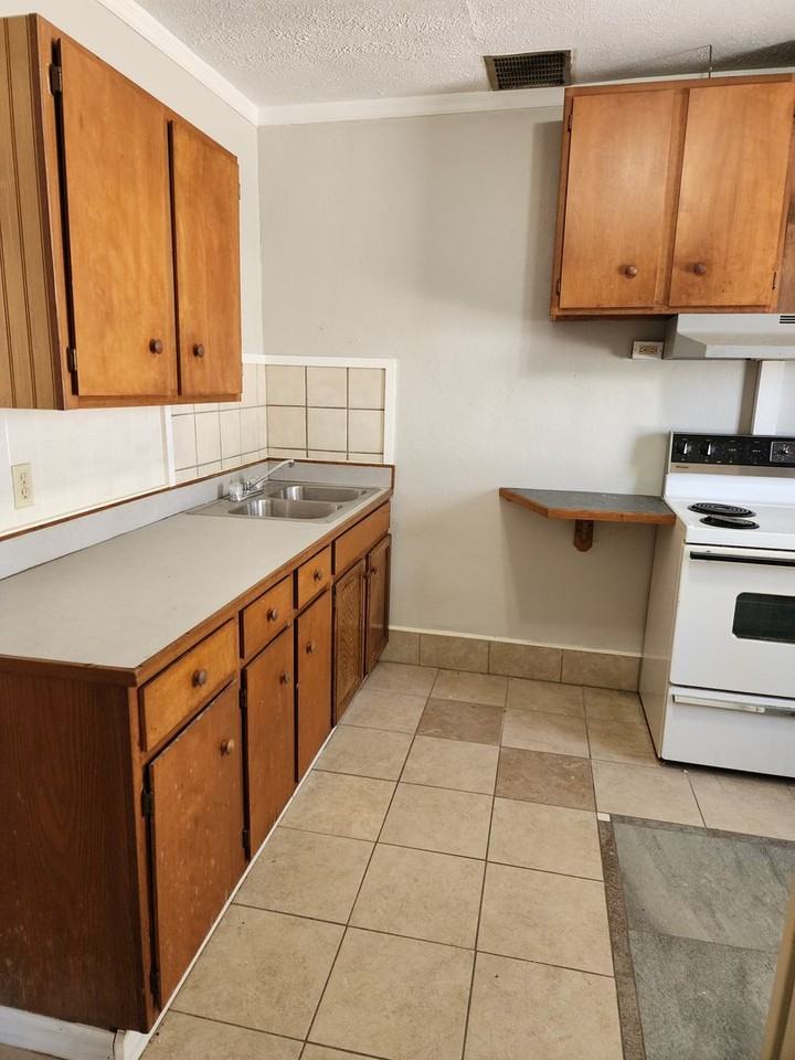 1531 E 5th St - Photo 3 of 8