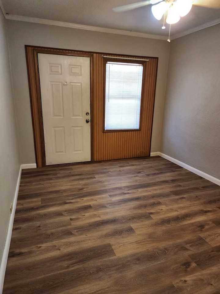 1531 E 5th St - Photo 5 of 8