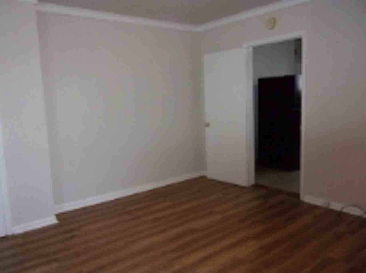 526 Leslie St - Photo 2 of 12